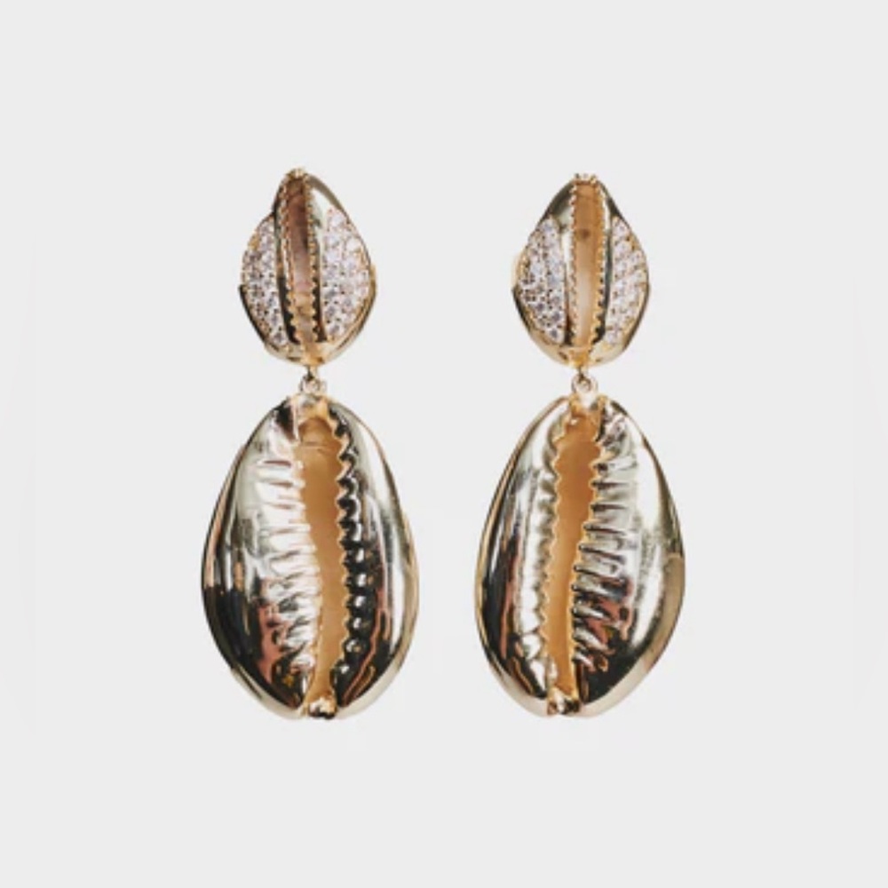 Vida shell earrings. Brand new!